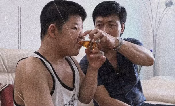 Câu chuyện xúc động, 15 năm đưa con đi khắp nơi chữa bệnh của nghệ sĩ Quốc Tuấn khiến hàng triệu người xem bật khóc. Bằng tình yêu con vô bờ bến, diễn viên, đạo diễn Quốc Tuấn luôn tin rằng Bôm là người bình thường và bệnh của con có thể chữa trị được. Ảnh: Điều ước thứ 7.