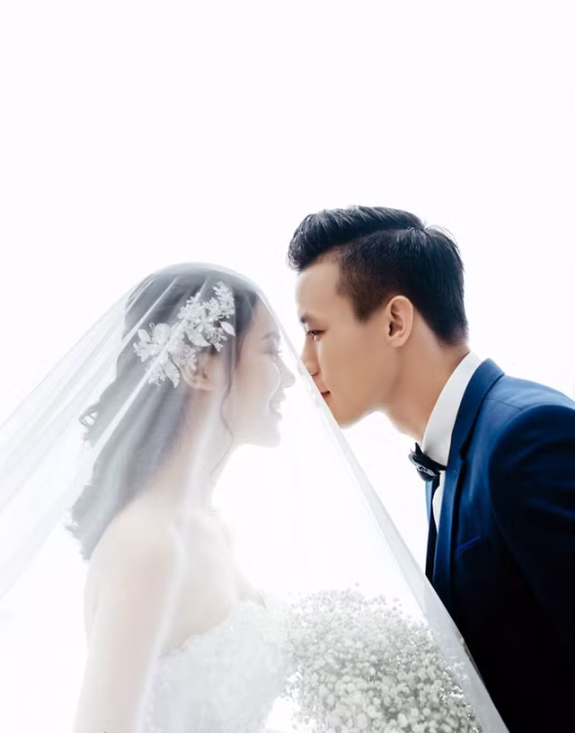 Quế Ngọc Hải là trung vệ hàng đầu của câu lạc bộ bóng đá Sông Lam Nghệ An. Cầu thủ 24 tuổi từng khá kín tiếng trong chuyện tình cảm. Bởi thế nên khi công khai câu chuyện tình yêu lãng mạn như phim ngôn tình, Quế Ngọc Hải khiến người hâm mộ ngỡ ngàng.