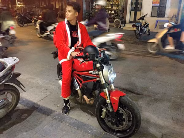 Hình ảnh anh già Noel lái mô-tô phát quà cho em nhỏ được chia sẻ trên mạng xã hội.