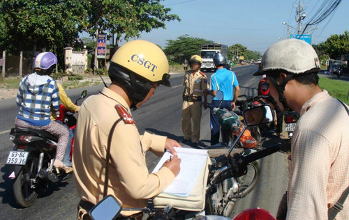 Tạm giữ 2 người xưng “nhà báo”, nghi tống tiền CSGT Tam giu 2 nguoi xung “nha bao”, nghi tong tien CSGT