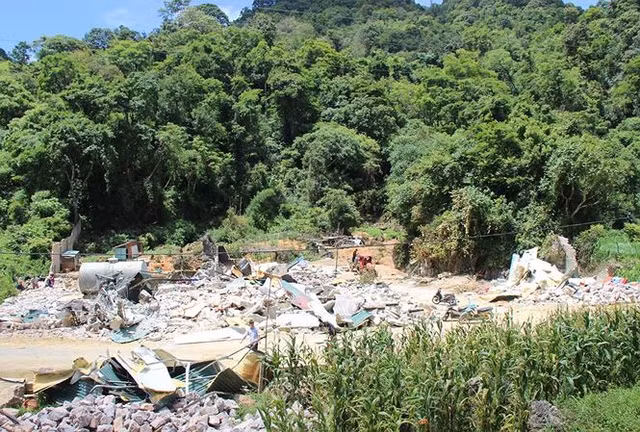 Ngày 4/7, tại nhà của các ông trùm ma túy ở bản Tà Dê (xã Lóng Luông, Vân Hồ, Sơn La), công việc dọn dẹp, phá dỡ tiếp tục được tiến hành. Trước đó, từ ngày 27-30/6, lực lượng công an tiến đánh vào bản Tà Dê, tiêu diệt tại chỗ đối tượng Nguyễn Thanh Tuân (SN 1983) và Nguyễn Văn Thuận (SN 1984) cùng 2 đàn em, buộc 3 đối tượng khác hạ vũ khí đầu hàng. Ảnh: Nhà ở kiêm boong ke chiến đấu của Nguyễn Thanh Tuân đã bị lực lượng chức năng san phẳng.