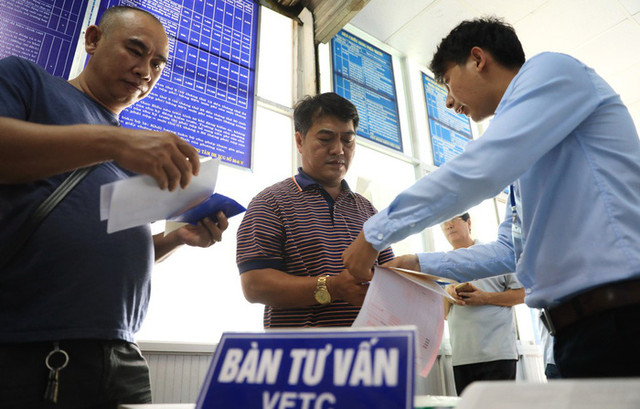 Người dân làm thủ tục đăng ký dán tem thu phí tự động VETC tại trung tâm đăng kiểm xe cơ giới ở TP.HCM - Ảnh: HỮU KHOA Người dân làm thủ tục đăng ký dán tem thu phí tự động VETC tại trung tâm đăng kiểm xe cơ giới ở TP.HCM - Ảnh: HỮU KHOA