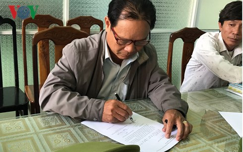 Đà Nẵng: Bắt cán bộ phường cấu kết “cò” làm giả giấy tờ đất - Hình 2 Da Nang: Bat can bo phuong cau ket “co” lam gia giay to dat-Hinh-2