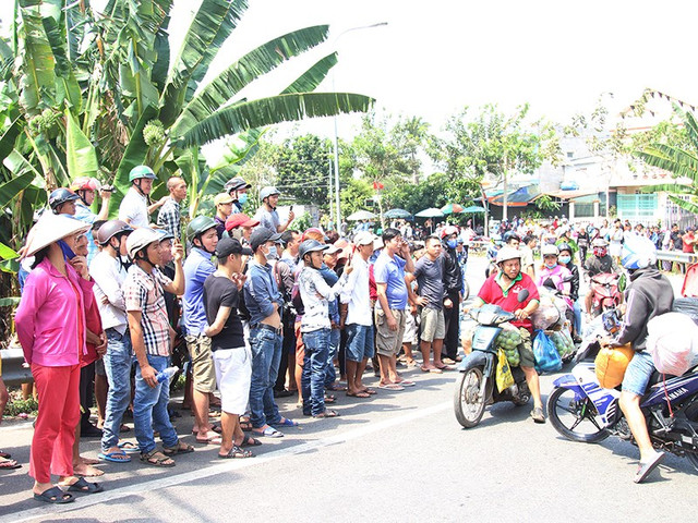 Rất đông người dân theo dõi vụ việc. Ảnh: H.TÂM