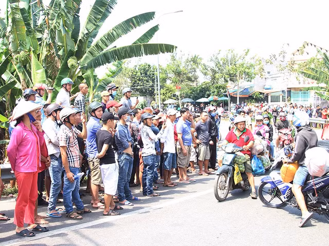 Rất đông người dân theo dõi vụ việc. Ảnh: H.TÂM