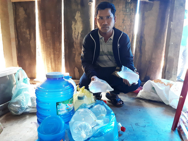 Người dân xã Cà Dy, huyện Nam Giang mua nhiều rượu gạo về sử dụng trong đám tiệc - Ảnh: LÊ TRUNG Người dân xã Cà Dy, huyện Nam Giang mua nhiều rượu gạo về sử dụng trong đám tiệc - Ảnh: LÊ TRUNG