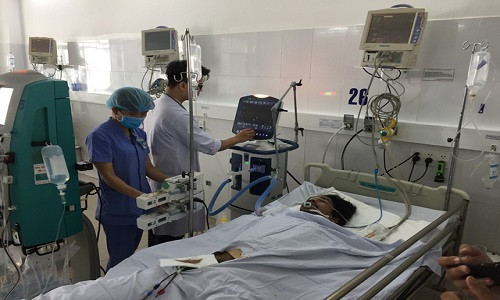 Các nạn nhân bị ngộ độc rượu đang điều trị tại bệnh viện. Ảnh: THÁI BÁ DŨNG Các nạn nhân bị ngộ độc rượu đang điều trị tại bệnh viện. Ảnh: THÁI BÁ DŨNG