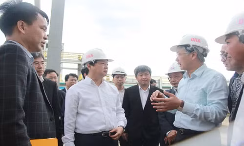 Bộ trưởng Trần Hồng Hà cùng đoàn công tác kiểm tra tại Nhà máy Sản xuất Alumin Nhân Cơ. Ảnh: Bình Nguyên
