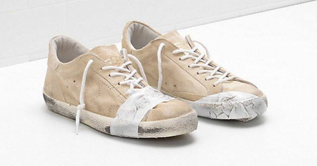 Đôi giày bẩn, rách rưới giá 12 triệu đồng gây tranh cãi Doi giay ban, rach ruoi gia 12 trieu dong gay tranh cai