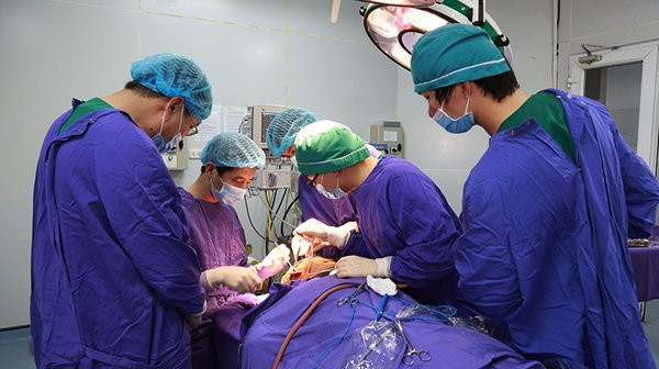 Bác sĩ 2 bệnh viện phối hợp mổ gắp dị vật cho bệnh nhân Bác sĩ 2 bệnh viện phối hợp mổ gắp dị vật cho bệnh nhân