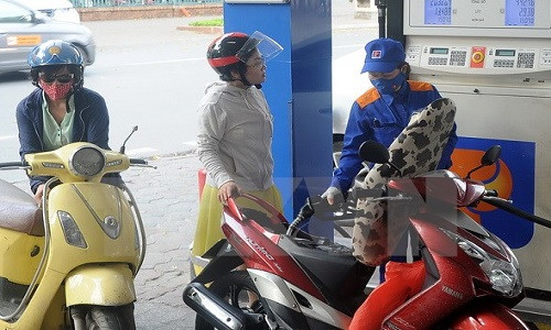 Xăng E5 thay thế toàn bộ xăng A92 từ ngày 1/1/2018. Ảnh: Quang Quyết/TTXVN. Xăng E5 thay thế toàn bộ xăng A92 từ ngày 1/1/2018. Ảnh: Quang Quyết/TTXVN.