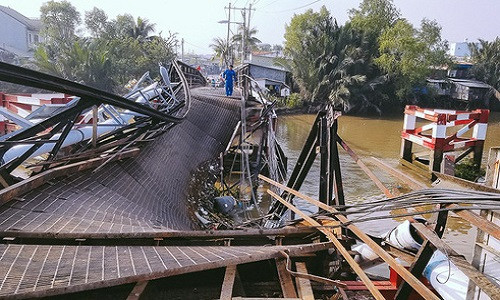 Trở lại hiện trường vụ sập cầu Long Kiển (xã Long Kiển, huyện Nhà Bè) chiều 20/1, phóng viên chứng kiến cảnh đổ nát, ngổn ngang, những giàn thép lớn bị đứt, gãy trơ khung Trở lại hiện trường vụ sập cầu Long Kiển (xã Long Kiển, huyện Nhà Bè) chiều 20/1, phóng viên chứng kiến cảnh đổ nát, ngổn ngang, những giàn thép lớn bị đứt, gãy trơ khung