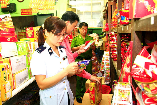 Kiểm tra vệ sinh an toàn thực phẩm. Kiểm tra vệ sinh an toàn thực phẩm.