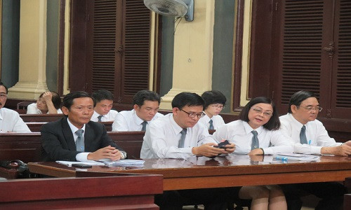 Luật sư Phan Trung Hoài (bìa trái) bảo vệ quyền và lợi ích hợp pháp cho công ty Phương Trang - Ảnh: TUYẾT MAI Luật sư Phan Trung Hoài (bìa trái) bảo vệ quyền và lợi ích hợp pháp cho công ty Phương Trang - Ảnh: TUYẾT MAI