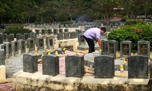 Các anh hùng liệt sĩ được đặt nằm bên nhau trong Nghĩa trang Liệt sĩ Tân Biên (Tây Ninh) Ảnh: Thanh Long Các anh hùng liệt sĩ được đặt nằm bên nhau trong Nghĩa trang Liệt sĩ Tân Biên (Tây Ninh) Ảnh: Thanh Long