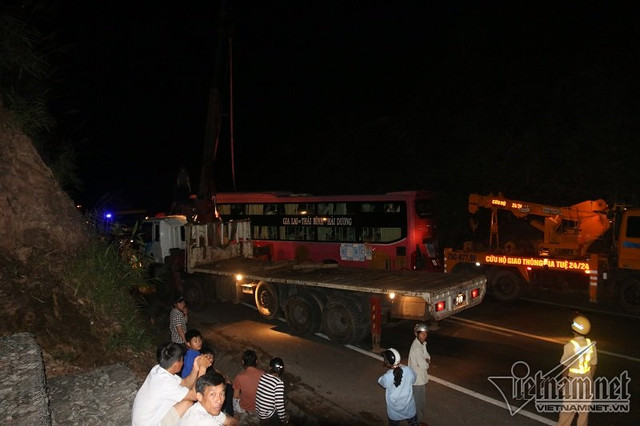 Xe cẩu cỡ lớn được điều đến hiện trường hỗ trợ công tác cứu hộ