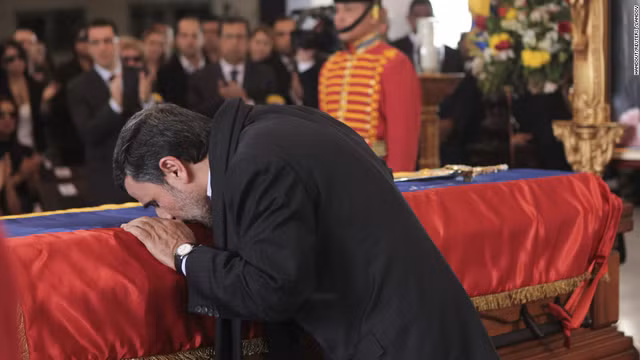 Quoc tang cua chinh khach the gioi duoc to chuc the nao?