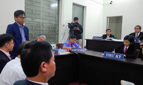 Đại diện Grab Taxi (đứng ngoài cùng bên trái) trình bày tại tòa. Đại diện Grab Taxi (đứng ngoài cùng bên trái) trình bày tại tòa.
