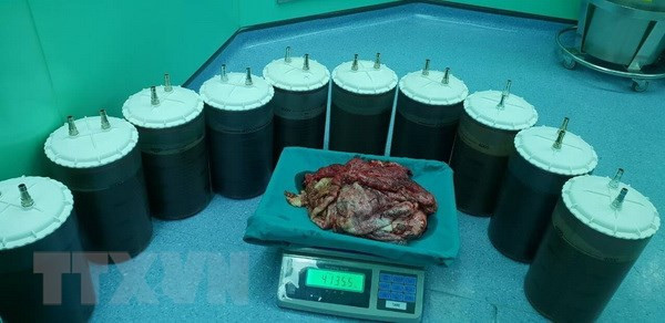 48l dịch và 3,1kg vỏ bao của khối u được các bác sỹ lấy ra khỏi cơ thể bệnh nhân Đ.T.T. (Ảnh:TTXVN/phát) 48l dịch và 3,1kg vỏ bao của khối u được các bác sỹ lấy ra khỏi cơ thể bệnh nhân Đ.T.T. (Ảnh:TTXVN/phát)