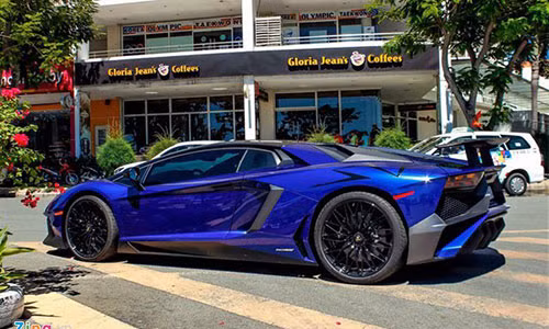 Cuối năm 2016, Minh Nhựa lại gây "sốc" khi bỏ 35 tỷ đồng tậu chiếc xe hàng hiếm Lamborghini Aventador LP750-4 SV.