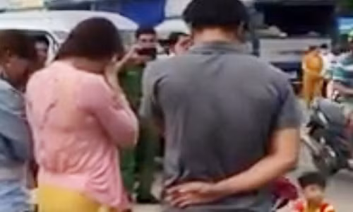 Công an bêu tên người vi phạm giữa phố. Ảnh cắt từ clip