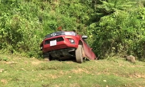 Chiếc xe các nghi phạm dùng để tẩu thoát sau vụ bắn chết người ở Kon Tum - Ảnh: T.C Chiếc xe các nghi phạm dùng để tẩu thoát sau vụ bắn chết người ở Kon Tum - Ảnh: T.C