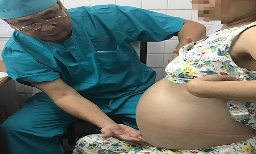 BS CKII Nguyễn Văn Tiến đang khám bệnh - Ảnh: NVCC BS CKII Nguyễn Văn Tiến đang khám bệnh - Ảnh: NVCC