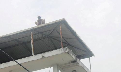 Giải cứu nam thanh niên leo nóc nhà... chỉ tay lên trời la hét Giai cuu nam thanh nien leo noc nha... chi tay len troi la het