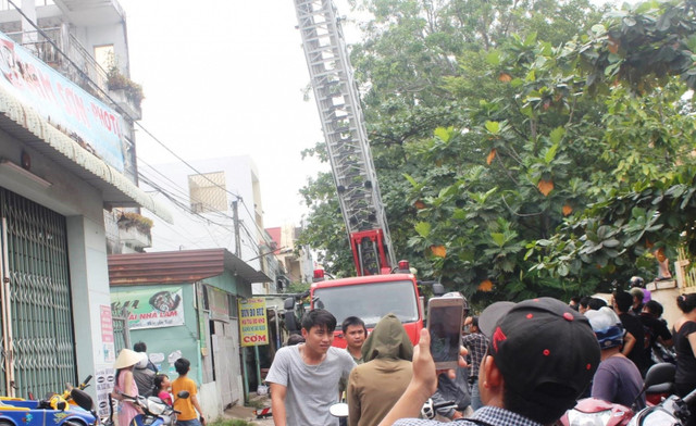 Giải cứu nam thanh niên leo nóc nhà... chỉ tay lên trời la hét - Hình 2 Giai cuu nam thanh nien leo noc nha... chi tay len troi la het-Hinh-2