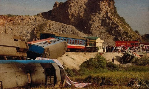 Hiện trường vụ lật 6 toa tàu khách Bắc-Nam sau va chạm với xe tải ở Thanh Hóa. (Nguồn: TTXVN)