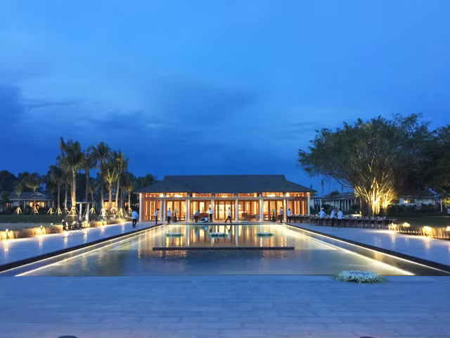 Hồ bơi và nhà hàng phong cách Đông Dương