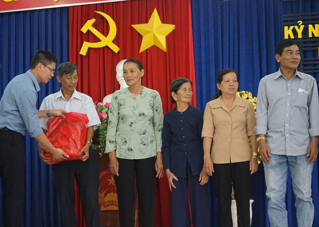 Tân Hiệp Phát tặng quà các gia đình chính sách nhân ngày 27/7 Tan Hiep Phat tang qua cac gia dinh chinh sach nhan ngay 27/7
