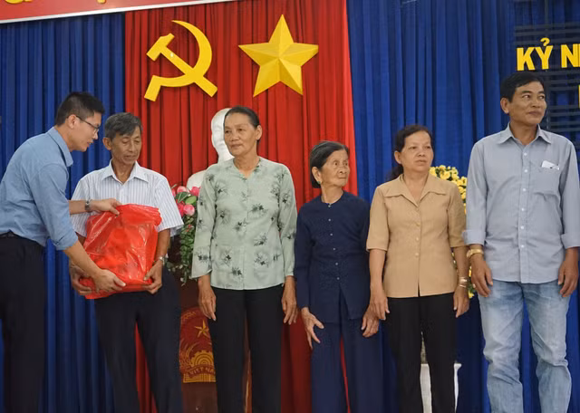 Tan Hiep Phat tang qua cac gia dinh chinh sach nhan ngay 27/7