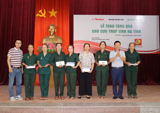 Tan Hiep Phat tang qua cac gia dinh chinh sach nhan ngay 27/7-Hinh-3