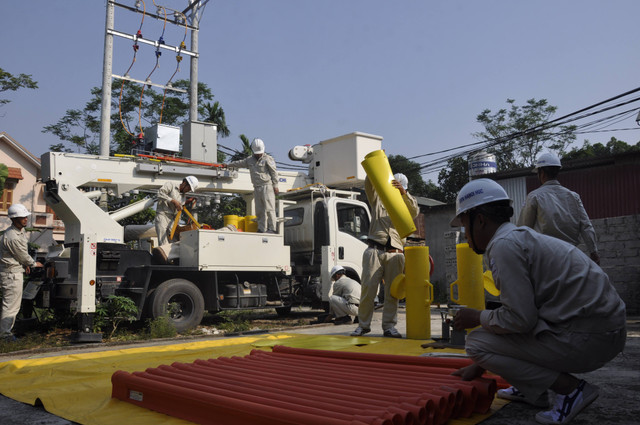 Ngỡ ngàng trước phương pháp sửa chữa điện hiện đại của EVN HANOI - Hình 3 Ngo ngang truoc phuong phap sua chua dien hien dai cua EVN HANOI-Hinh-3