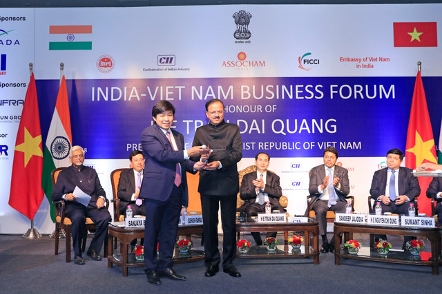 Ông Nguyễn Thanh Hùng – Phó Chủ tịch Hội đồng Quản trị Vietjet tặng quà lưu niệm cho Quốc vụ khanh Bộ Quốc phòng Ấn Độ Dr. Subhash Ramrao Bhamre/ Dr