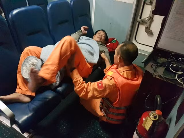 Một trong 2 thuyền viên tàu cá được cứu trong đêm.