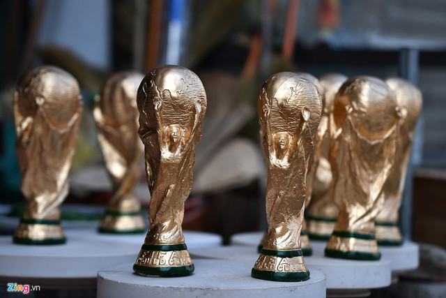Những chiếc "cup vàng" World Cup lại xuất hiện ở Hà Nội nhân dịp giải vô địch bóng đá thế giới 2018 sắp diễn ra ở nước Nga từ ngày 14/6 tới. Những chiếc "cup vàng" World Cup lại xuất hiện ở Hà Nội nhân dịp giải vô địch bóng đá thế giới 2018 sắp diễn ra ở nước Nga từ ngày 14/6 tới.