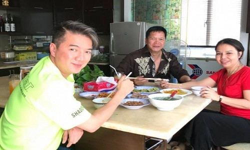 Lúc cha mất không có tiền mua quan tài, chính cậu ruột đã giúp đỡ Đàm Vĩnh Hưng khi đó. Lúc cha mất không có tiền mua quan tài, chính cậu ruột đã giúp đỡ Đàm Vĩnh Hưng khi đó.