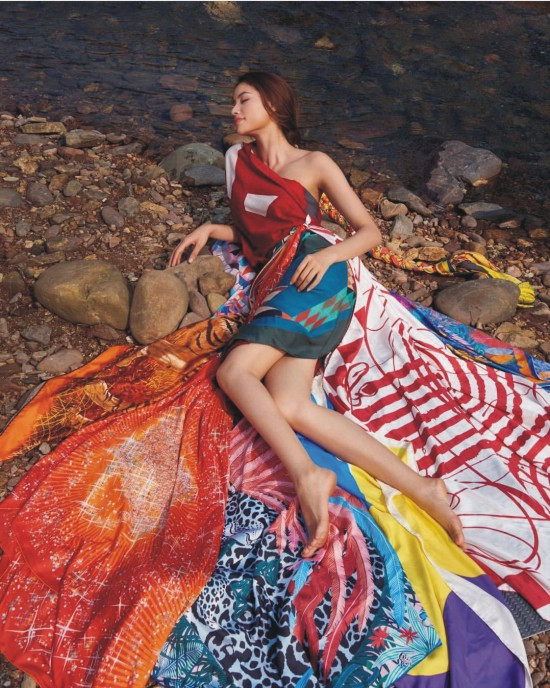 Phạm Hương gây choáng với chiếc đầm được tạo nên từ những chiếc khăn lụa của Hermes. Mỗi chiếc khăn có giá từ 780-890USD. Chiếc váy độc đáo này có giá ít nhất là 6300 USD (khoảng trên 150 triệu đồng). Phạm Hương gây choáng với chiếc đầm được tạo nên từ những chiếc khăn lụa của Hermes. Mỗi chiếc khăn có giá từ 780-890USD. Chiếc váy độc đáo này có giá ít nhất là 6300 USD (khoảng trên 150 triệu đồng).