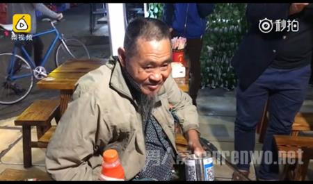 Ăn xin không nhận tiền mặt, chỉ nhận chuyển khoản, quẹt thẻ - Hình 2 An xin khong nhan tien mat, chi nhan chuyen khoan, quet the-Hinh-2