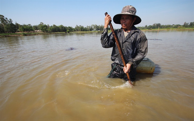 Để bắt được lươn những người thợ cào đi cào lại liên tục. Để bắt được lươn những người thợ cào đi cào lại liên tục.