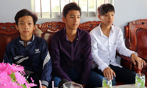 3 cậu bé Đỗ Thanh Bằng, Trần Thanh Mới và Lê Nhỉ Khang trong câu chuyện nhặt của rơi trả lại người đánh mất. 3 cậu bé Đỗ Thanh Bằng, Trần Thanh Mới và Lê Nhỉ Khang trong câu chuyện nhặt của rơi trả lại người đánh mất.