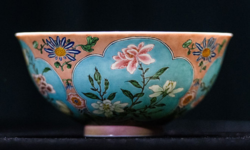 Cận cảnh chiếc bát được cho là rất hiếm từ thời vua Khang Hy. Ảnh: AFP/Getty. Cận cảnh chiếc bát được cho là rất hiếm từ thời vua Khang Hy. Ảnh: AFP/Getty.