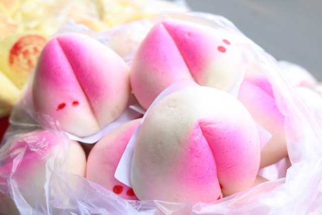 Loại bánh này khá rẻ nên thường được khách hàng mua với số lượng lớn - ẢNH : TRẤN KIÊN Loại bánh này khá rẻ nên thường được khách hàng mua với số lượng lớn - ẢNH : TRẤN KIÊN