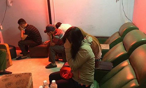 2 tiếp viên đang làm việc với cơ quan chức năng.