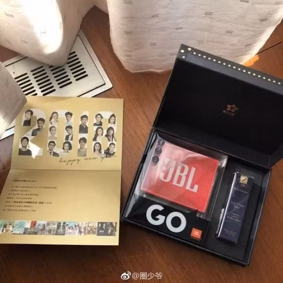 Blogger chuyên đăng tin bôi xấu Dương Mịch khoe quà tất niên cô tặng.