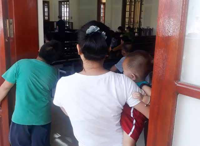 Nghen long vo be con chet lang nghe chong thu toi truoc toa-Hinh-2