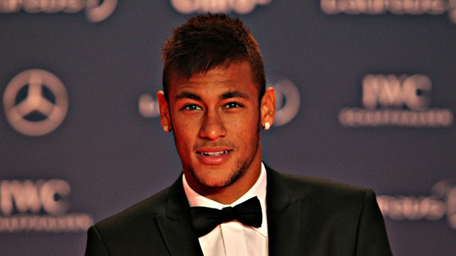 Neymar có khoảng 17 triệu USD từ các hợp đồng quảng cáo. Neymar có khoảng 17 triệu USD từ các hợp đồng quảng cáo.