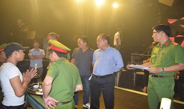 Đại tá Lê Văn Vũ (ở giữa) - Phó Giám đốc Công an tỉnh TT- Huế trực tiếp chỉ đạo đột kích quán bar- vũ trường Asta. Đại tá Lê Văn Vũ (ở giữa) - Phó Giám đốc Công an tỉnh TT- Huế trực tiếp chỉ đạo đột kích quán bar- vũ trường Asta.